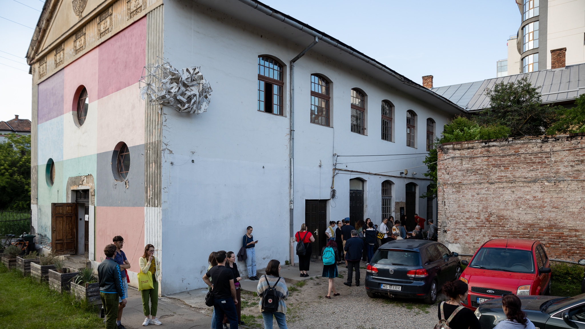 Műhelymunkában újul meg a Tranzit Ház homlokzata