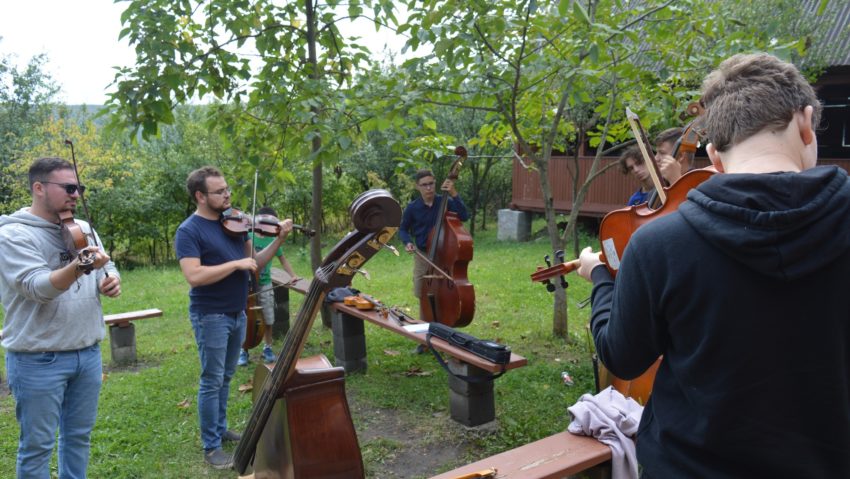 Téka-táborok tömkelege